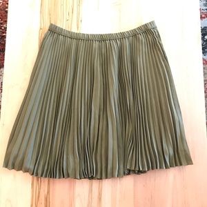 Banana Republic Olive knee length pleated skirt